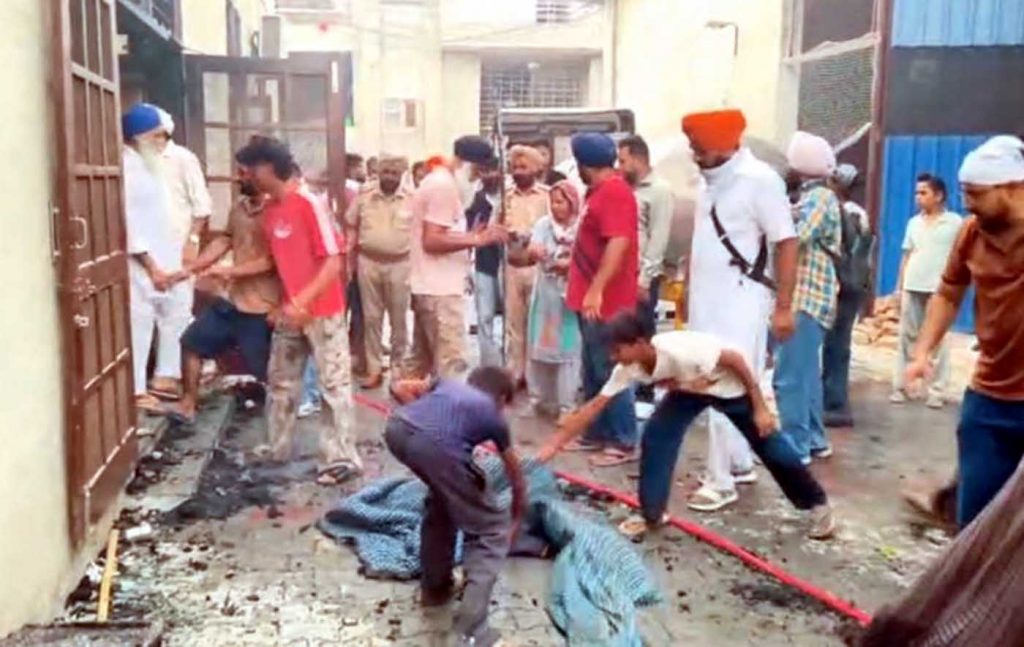 ਗੁਰਦਵਾਰਾ ਸਾਹਿਬ ’ਚ ਅਚਾਨਕ ਲੱਗੀ ਅੱਗ, ਪਾਵਨ ਸਰੂਪ ਸੁਰੱਖਿਅਤ, ਵੱਡਾ ਹਾਦਸਾ