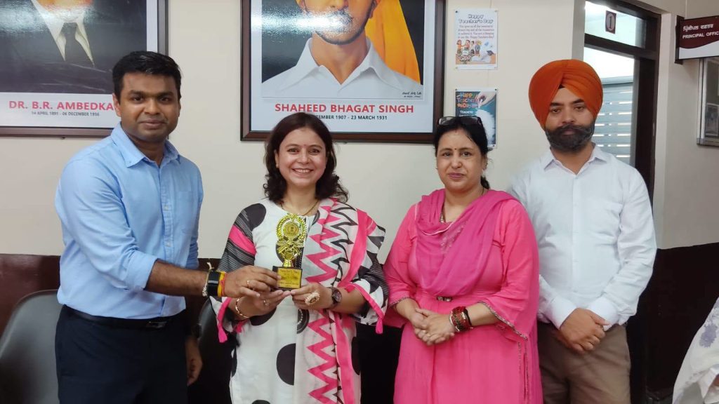 ਅਧਿਆਪਕ ਦਿਵਸ ’ਤੇ ਡੀ.ਸੀ. ਹਿਮਾਂਸ਼ੂ ਜੈਨ ਇੱਕ ਦਿਨ ਲਈ ਬਣੇ ਅਧਿਆਪਕ, ਵਿਦਿਆਰਥੀਆਂ ਦੀਆਂ ਲਗਾਈਆਂ ਵਿਸ਼ੇਸ਼ ਕਲਾਸਾਂ