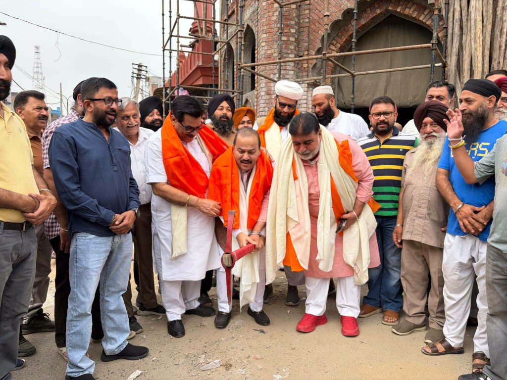 ਵਿਧਾਇਕ ਬੱਗਾ, ਵਿਧਾਇਕ ਪਰਾਸ਼ਰ ਅਤੇ ਸੀਨੀਅਰ ਡਿਪਟੀ ਮੇਅਰ ਪਰਾਸ਼ਰ ਵੱਲੋਂ ਸ਼ਾਹਪੁਰ ਰੋਡ ਅਤੇ ਗੁਰਦੁਆਰਾ ਸ੍ਰੀ ਕਲਗੀਧਰ ਸਾਹਿਬ ਰੋਡ ਦੇ ਮੁੜ-ਨਿਰਮਾਣ ਲਈ ਵੱਡੇ ਪ੍ਰੋਜੈਕਟ ਦੀ ਸ਼ੁਰੂਆਤ