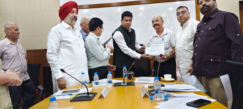 ਫੂਡ ਕਮਿਸ਼ਨ ਪੰਜਾਬ ਵੱਲੋਂ ਪਟਿਆਲਾ ਦੇ ਡਿੱਪੂ ਹੋਲਡਰ ਮਨਮੋਹਨ ਅਰੋੜਾ ‘ਬੈਸਟ ਐਵਾਰਡ’ ਨਾਲ ਸਨਮਾਨਿਤ