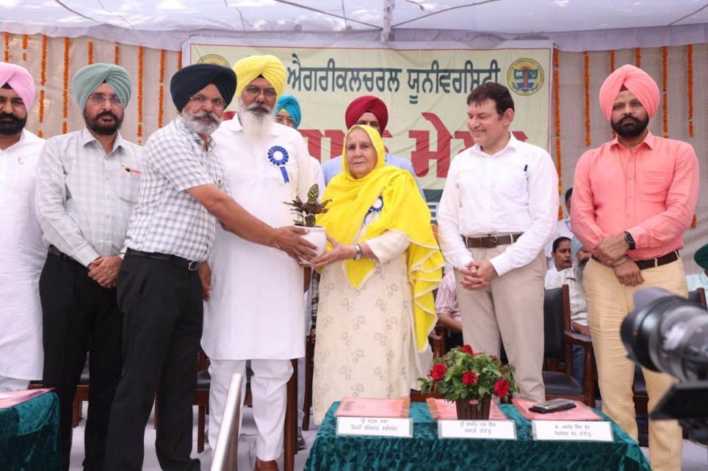ਖੇਤਰੀ ਖੋਜ ਕੇਂਦਰ ਫ਼ਰੀਦਕੋਟ ਵਿਖੇ ਹਾੜ੍ਹੀ ਦੀਆਂ ਫ਼ਸਲਾਂ ਲਈ ਪੀ. ਏ. ਯੂ. ਵੱਲੋਂ ਕਿਸਾਨ ਮੇਲਾ ਆਯੋਜਿਤ ਹੋਇਆ