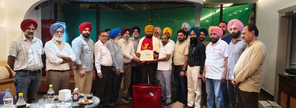 ਅਰਵਿੰਦ ਨਗਰ ਵਿਕਾਸ ਕਮੇਟੀ ਦੇ ਸੀਨੀਅਰ ਮੈਂਬਰ ਰਾਜਿੰਦਰ ਸਿੰਘ ਬਰਾੜ ਸਬ ਇੰਸਪੈਕਟਰ ਪੰਜਾਬ ਪੁਲਿਸ ਦਾ ਸੇਵਾਮੁਕਤੀ ਮੌਕੇ ਕੀਤਾ ਸਨਮਾਨ