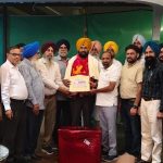 ਅਰਵਿੰਦ ਨਗਰ ਵਿਕਾਸ ਕਮੇਟੀ ਦੇ ਸੀਨੀਅਰ ਮੈਂਬਰ ਰਾਜਿੰਦਰ ਸਿੰਘ ਬਰਾੜ ਸਬ ਇੰਸਪੈਕਟਰ ਪੰਜਾਬ ਪੁਲਿਸ ਦਾ ਸੇਵਾਮੁਕਤੀ ਮੌਕੇ ਕੀਤਾ ਸਨਮਾਨ