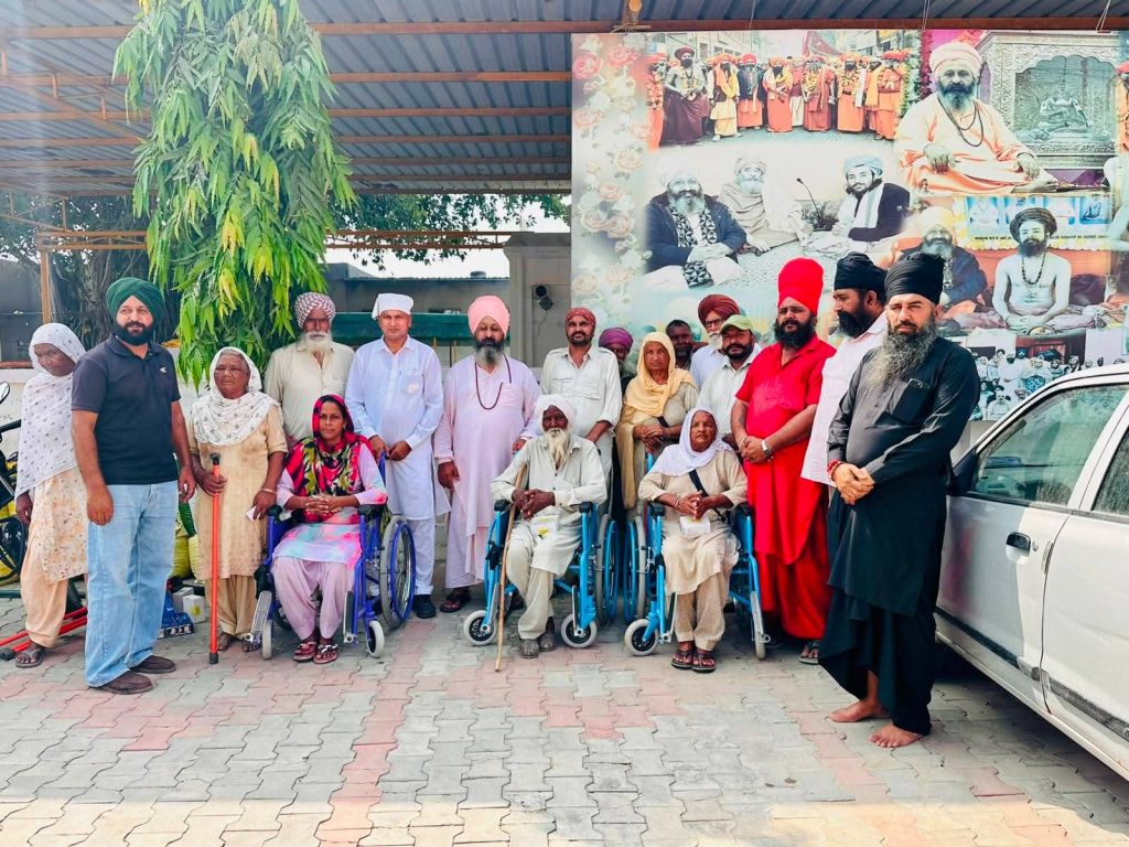 ਸਮਾਜਸੇਵੀ ਜਸਪਾਲ ਸਿੰਘ ਪੰਜਗਰਾਈਂ ਨੇ ਰੋਮਾਣਾ ਅਲਬੇਲ ਸਿੰਘ ਵਿਖੇ ਬਜ਼ੁਰਗਾਂ ਨੂੰ ਸਮਾਨ ਵੰਡਿਆ