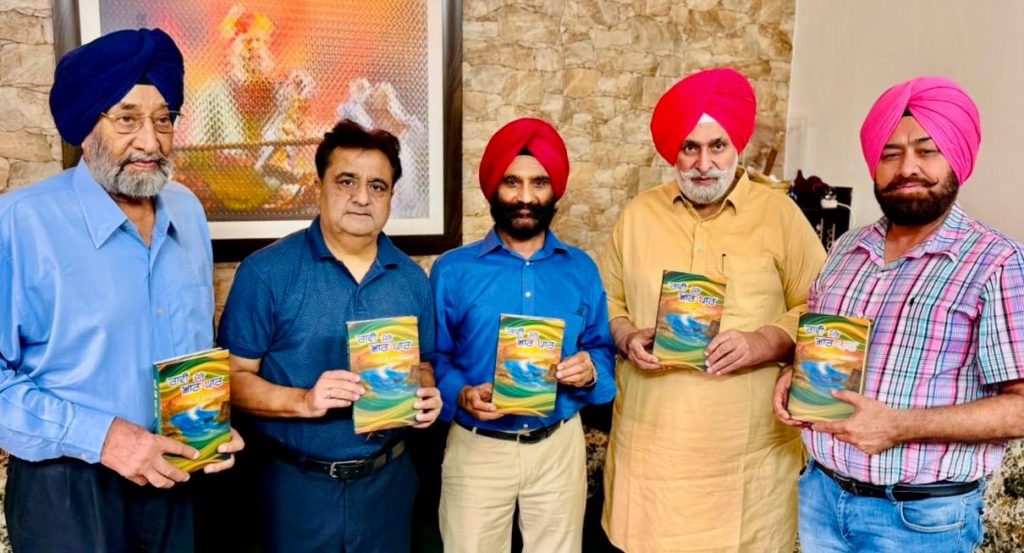 ਅਮਰੀਕਾ ਵੱਸਦੇ ਲੇਖਕ ਸ. ਧਰਮ ਸਿੰਘ ਗੋਰਾਇਆ ਦੀ ਪੁਸਤਕ “ਰਾਵੀ ਮੇਰੇ ਆਰ ਪਾਰ”ਪ੍ਰੋ.ਗੁਰਭਜਨ ਸਿੰਘ ਗਿੱਲ ਤੇ ਸਾਥੀਆਂ ਵੱਲੋ ਲੋਕ ਅਰਪਣ