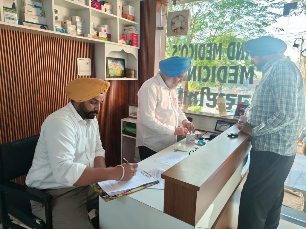 ਸਿਹਤ ਵਿਭਾਗ ਵੱਲੋਂ ਹੌਟ ਸਪੌਟ ਖੇਤਰਾਂ ਵਿੱਚ ਦਵਾਈਆਂ ਦੀਆਂ ਦੁਕਾਨਾਂ ਦੀ ਕੀਤੀ ਅਚਨਚੇਤ ਚੈਕਿੰਗ