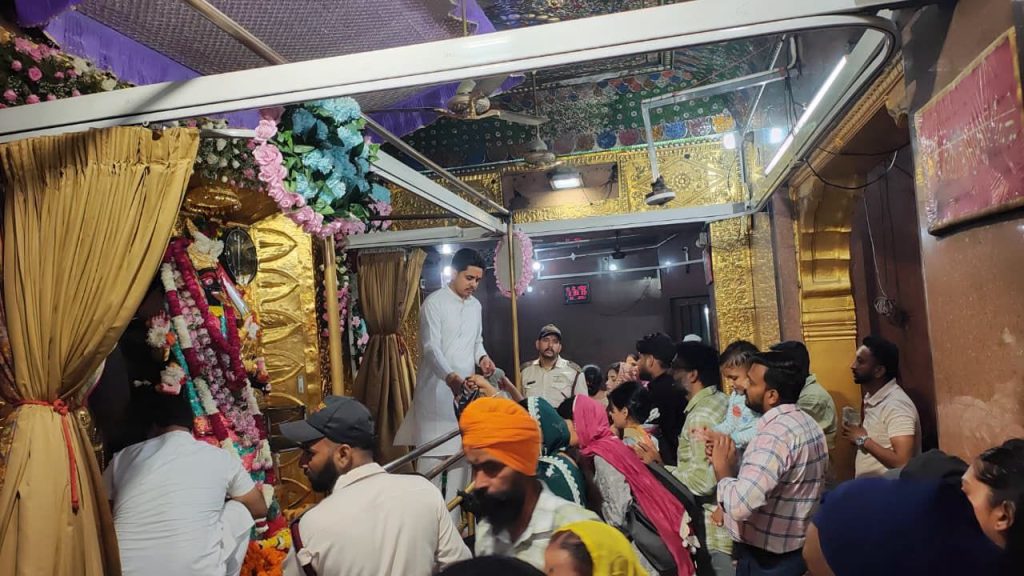 ਅੱਸੂ ਦੇ ਚੌਥੇ ਨਰਾਤੇ ਮੌਕੇ ਮਾਤਾ ਸ੍ਰੀ ਕਾਲੀ ਦੇਵੀ ਮੰਦਿਰ ‘ਚ ਕਰੀਬ 45 ਹਜ਼ਾਰ ਸ਼ਰਧਾਲੂਆਂ ਵੱਲੋਂ ਦਰਸ਼ਨ