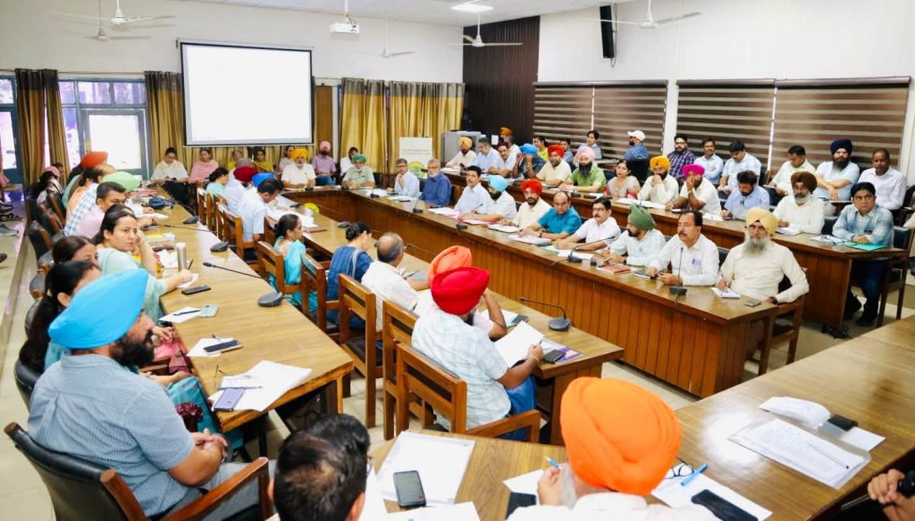 ਪੀ.ਏ.ਯੂ. ਦੇ ਖੋਜ ਅਤੇ ਪਸਾਰ ਮਾਹਿਰਾਂ ਦੀ ਮਾਸਿਕ ਮੀਟਿੰਗ ਵਿਚ ਝੋਨੇ ਦੀ ਵਢਾਈ ਅਤੇ ਪਰਾਲੀ ਦੀ ਸੰਭਾਲ ਬਾਰੇ ਵਿਚਾਰਾਂ ਹੋਈਆਂ