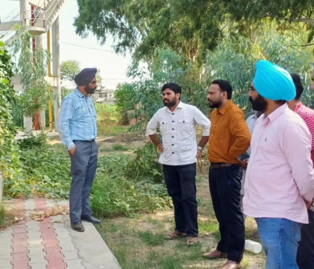 ਪਿੰਡ ਢਿੱਲਵਾਂ ਕਲਾਂ ਦੇ ਵਾਟਰ ਵਰਕਸ ਵਿਖੇ ਯੋਧਵੀਰ ਸਿੰਘ ਢਿੱਲਵਾਂ ਪੀਣ ਵਾਲੇ ਪਾਣੀ ਨੂੰ ਲੈ ਕੇ ਅਧਿਕਾਰੀਆਂ ਨੂੰ ਮਿਲੇ