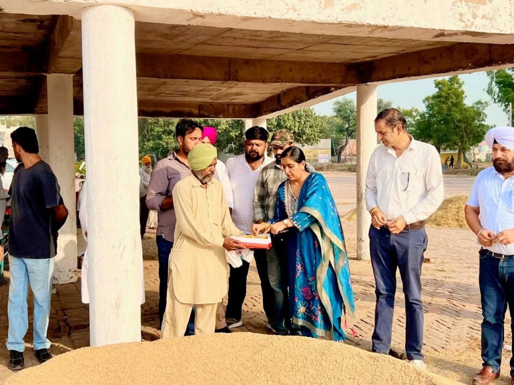 ਚੇਅਰਮੈਨ ਨੀਤੂ ਸਿੰਗਲਾ ਵੱਲੋਂ ਸਾਦਿਕ ਅਧੀਨ ਆਉਂਦੀਆਂ ਮੰਡੀਆਂ ‘ਚ ਝੋਨੇ ਦੀ ਸਰਕਾਰੀ ਖਰੀਦ ਸ਼ੁਰੂ, ਖਰੀਦ ਪ੍ਰਬੰਧਾਂ ਦਾ ਲਿਆ ਜਾਇਜ਼ਾ