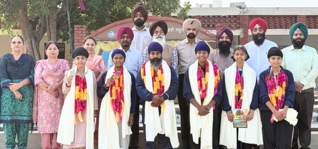 ਰਾਸ਼ਟਰੀ ਗਤਕਾ ਮੁਕਾਬਲੇ ‘ਚੋਂ ਗੋਲਡ ਮੈਡਲ ਹਾਸਲ ਕਰਨ ਵਾਲੀ ਖਿਡਾਰਨ ਦਾ ਕੀਤਾ ਸਨਮਾਨ