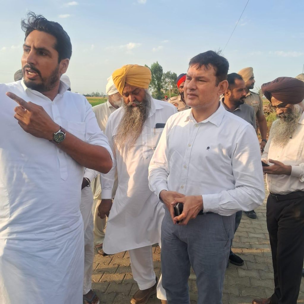 ਡੀ.ਸੀ. ਵੱਲੋਂ ਪਿੰਡ ਖਾਰਾ ਅਤੇ ਵਾਂਦਰ ਜਟਾਣਾ ਵਿਖੇ ਬਾਰਿਸ਼ ਤੇ ਗੜ੍ਹੇਮਾਰੀ ਕਾਰਨ ਨੁਕਸਾਨੀ ਝੋਨੇ ਦੀ ਫ਼ਸਲ ਦਾ ਜਾਇਜ਼ਾ